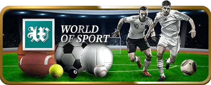 Người chơi eSports đang thi đấu với màn hình và bàn phím chuyên nghiệp